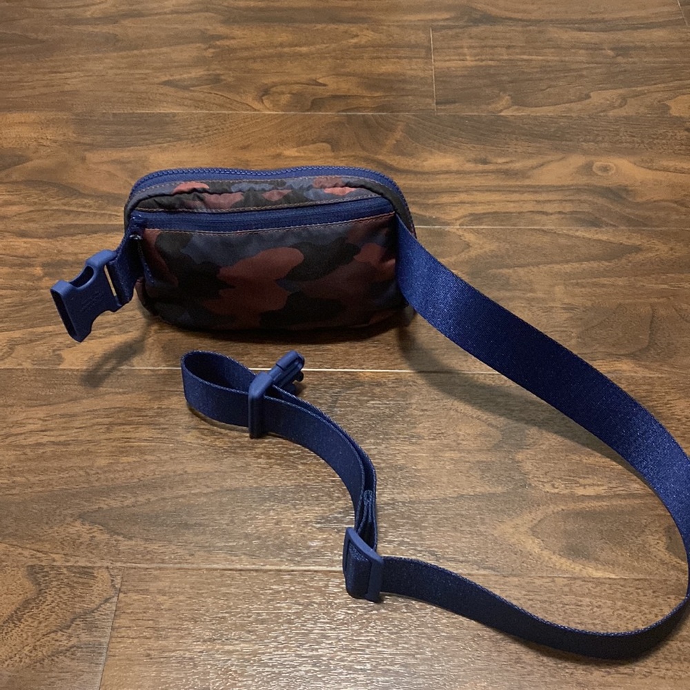 Lululemon Everywhere Belt Bag Heritage 365 Camo Smoky Red Night Sea Multi - Picture 2 of 10